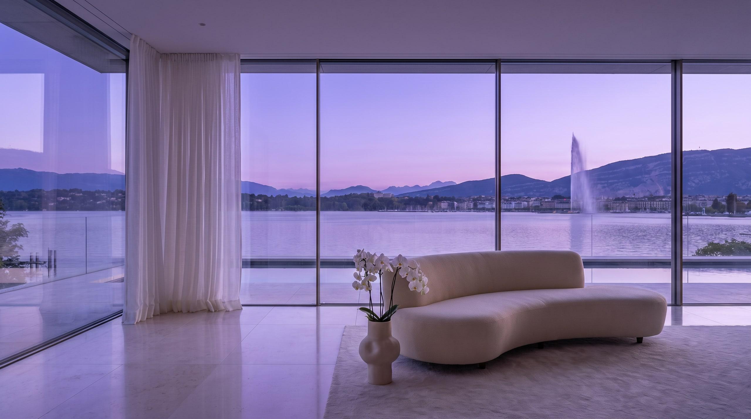 Salon de villa impeccable face au lac Léman et au Jet d'eau, au crépuscule violet